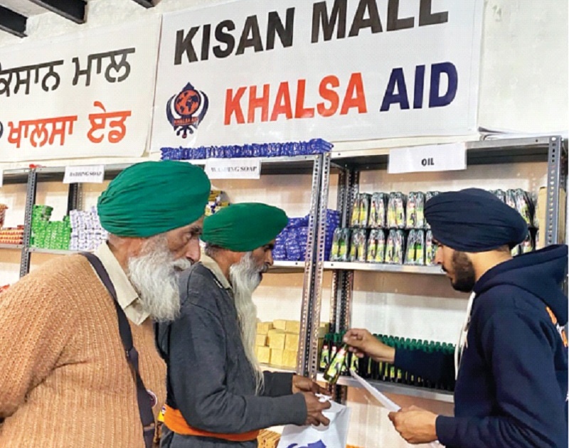Kisan Mall opened for farmers agitators, free distribution by Khalsa Aid India | शेतकरी आंदोलकांसाठी  उघडला किसान मॉल, खालसा एड इंडिया संस्थेकडून मोफत वाटप