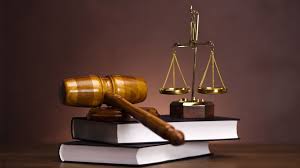 In Solapur District Court accused accused of slapping the judges! | सोलापूर जिल्हा कोर्टात न्यायाधीशांच्या दिशेने आरोपींनी भिरकावली चप्पल !