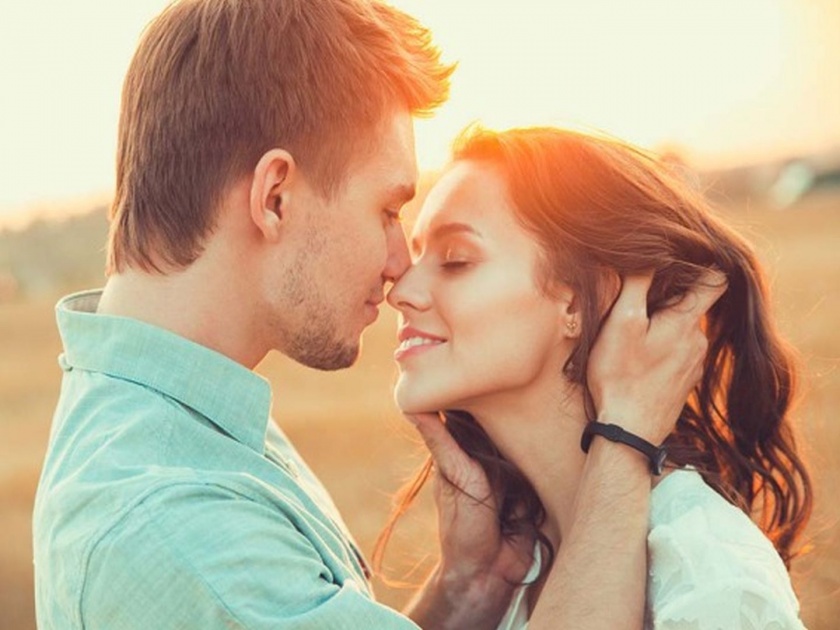 Kissing a partner can make live longer and know its benefit | लैंगिक जीवन : Kiss चे हे फायदे वाचाल तर हा गोडवा कधी Miss नाही करणार!