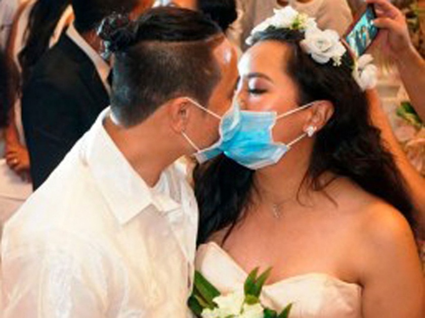 Mass wedding philippines newly weds kiss with coronavirus masks | थरथराट! ...म्हणून २०० कपल्सनी लग्नानंतर मास्क लावून केलं किस....फोटो व्हायरल...