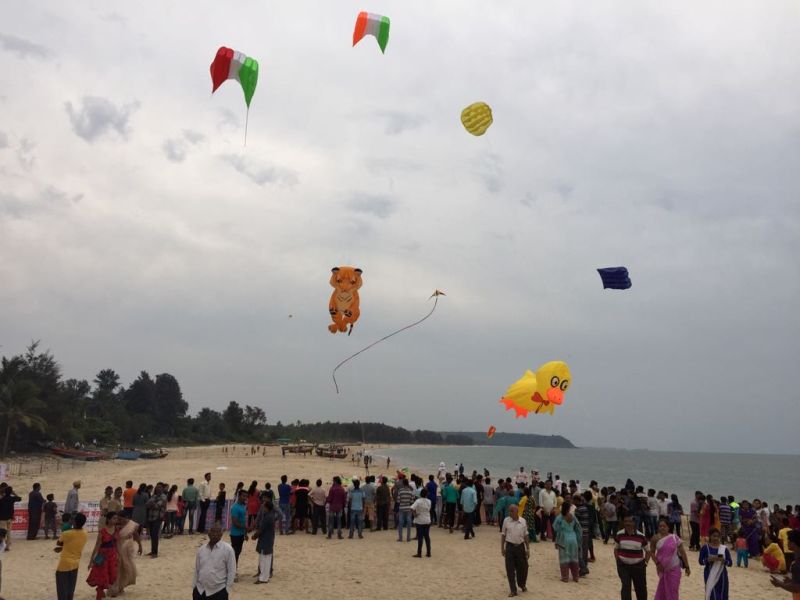 National Kite Festival became a memorable, Malvan dandy made of moth | राष्ट्रीय पतंग महोत्सव ठरला यादगार, मालवण दांडी किनारा बनला पतंगमय