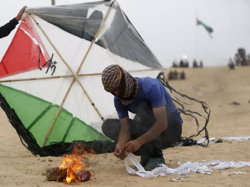 Now Palestine uses kites as a weapon on Israel, 2200 acres of farmland | आता पॅलेस्टाइनचा इस्रायलवर 'पतंगहल्ला', 2200 एकर शेत नष्ट