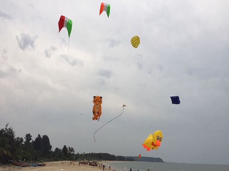 The launch of the Kite Festival on the beach in Ubhanda | उभादांडा येथील बीचवर पतंग महोत्सवाचा शुभारंभ