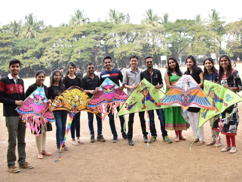 In KK Tiger College, students celebrate kite festival on the occasion of Makar Sankranti | के के वाघ महाविद्यालयात रंगला पतंगोत्सव, मकरसंक्रातीच्या निमित्ताने विद्यार्थ्यांनी केली काळी वेशभूषा