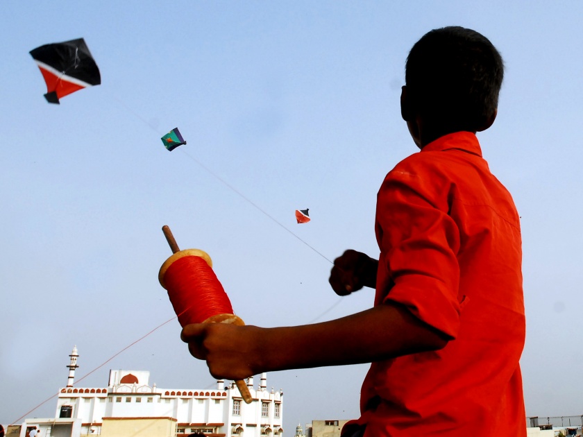 Shops at the city for the month of Kite festival, from 2 rupees to thousand rupees kites | पतंगमहोत्सवानिमित्त शहरातील दुकाने सजली, २ रुपयांपासून ते हजार रुपयांपर्यंत पतंग
