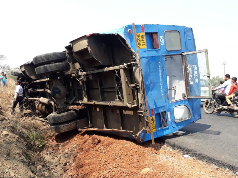 8 passengers were injured after the Kivale PMPML bus from Nigdi overturn on Pune-Mumbai highway | पुणे-मुंबई महामार्गावर निगडी ते किवळे पीएमपी बस उलटून ८ प्रवासी जखमी