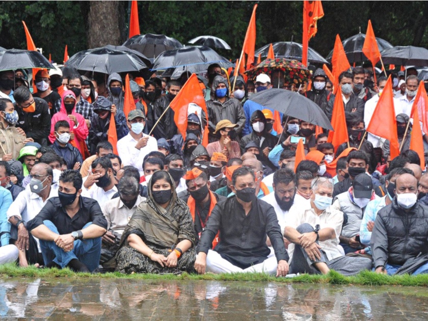 Maratha reservation: a silent movement start in heavy rain at Kolhapur, chhatrapati sambhaji raje bhosale | Maratha Reservation: मराठा आरक्षणासाठी संघर्ष सुरु; भर पावसात मूक आंदाेलनाची सुरुवात