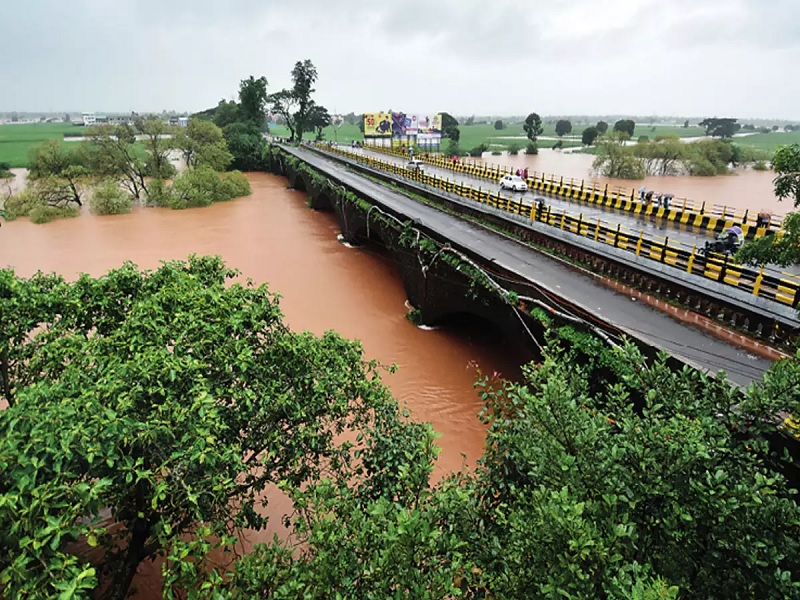 Kolhapur Rain: NDRF squads dispatched in Kolhapur considering possible flood situation | Kolhapur Rain: कोल्हापुरात मुसळधार, महापुराची संभाव्य परिस्थिती लक्षात घेत NDRFची पथकं रवाना
