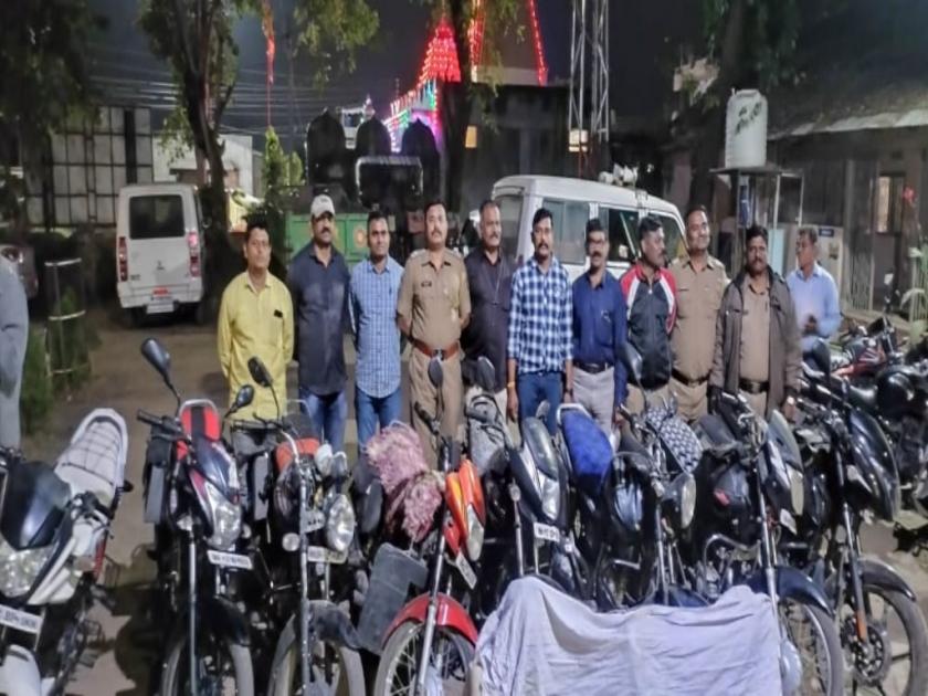 Gambling raids at Chandur Bazar, three people arrested and eight two-wheelers and worth 4 lakhs seized | जुगार अड्ड्यावर धाड, आठ दुचाकी व चार लाखांच्या मुद्देमालासह तीन जण अटकेत