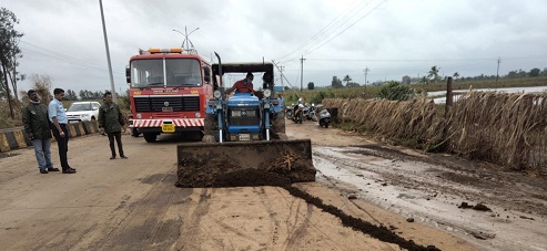 1260 tons of garbage from the city, sludge uplift, floods receded: 210 dumpers, collected by tractor consignment | शहरातून १२६० टन कचरा, गाळ उठाव, पूर ओसरला