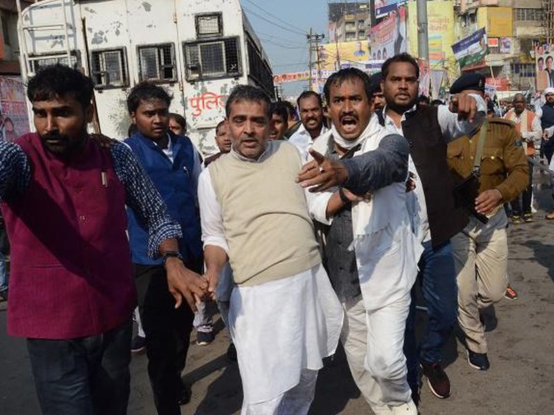 Police on Upendra Kushwaha during Ralpha's rally in Patna | पाटणातील रालोसपाच्या मोर्चावेळी उपेंद्र कुशवाह यांच्यावर पोलिसांचा लाठीचार्ज