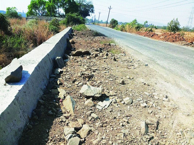 Kondla road work is incomplete, contractor does nothing | कोंडला रस्त्याचे काम अपूर्ण, कंत्राटदार काहीच करेना