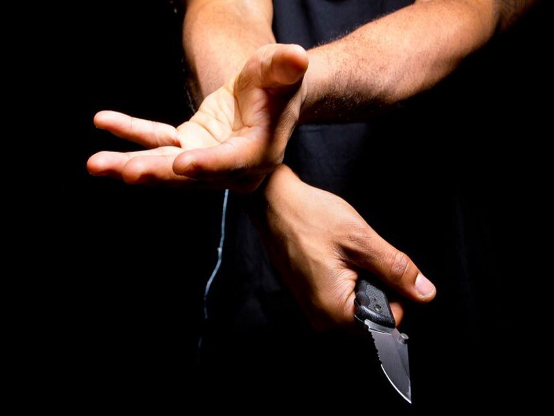knife attack on wife due to not early coming home | माहेरहून लवकर न आल्याने पत्नीवर चाकूने वार