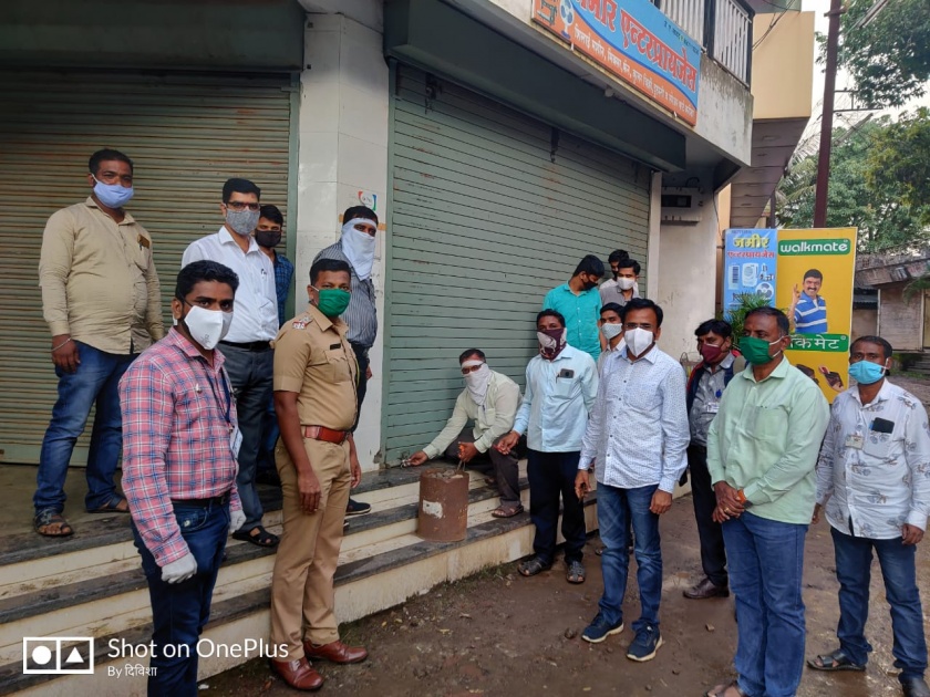 Action to seal six shops in Kodoli that do not use masks, | नियम धाब्यावर, मास्क न वापरणाऱ्या कोडोलीतील सहा दुकाने सील