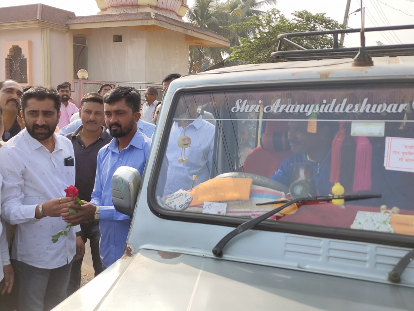 Welcome to Koganoli by giving flowers to the vehicles passing through the village by paying the agitation toll in Gandhigiri style | कोगनोळीत गांधीगिरी, टोल चुकवून जाणाऱ्या वाहनांचे फुल देऊन स्वागत