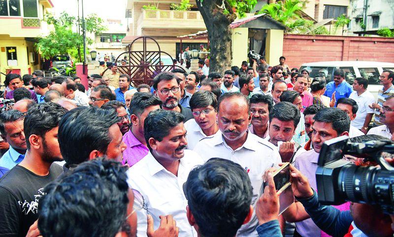 Angry Kohale at Gadkari's doorstep: Supporters on the streets | Maharashtra Assembly Election 2019 : नाराज कोहळे गडकरींच्या दारी  : समर्थक उतरले रस्त्यावर