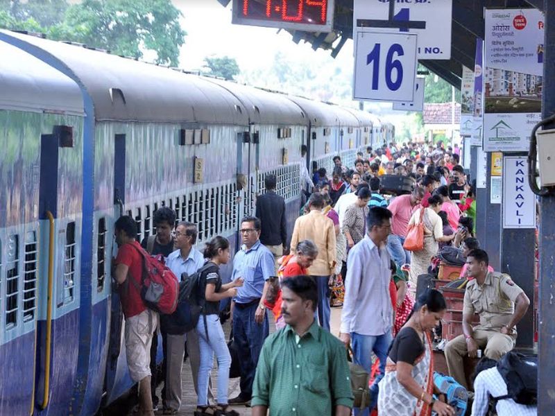 Konkan Railway; Cheap, crowded, and immaculate | कोकण रेल्वे; स्वस्ताई, गर्दी आणि अतोनात हाल
