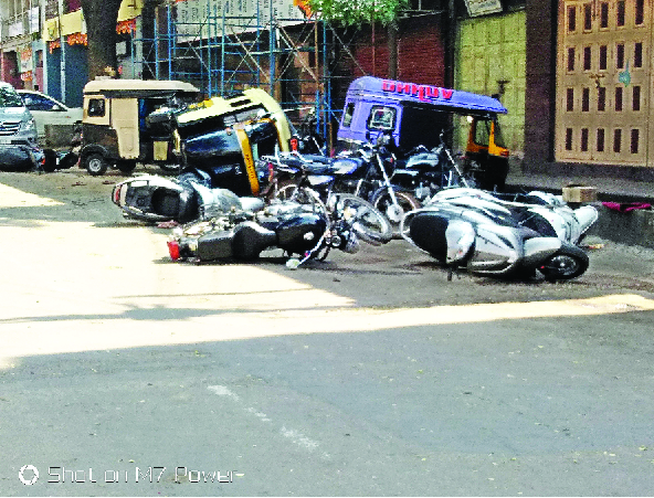 The vehicle that was found in the Shahupuri area was broken | शाहूपुरी परिसरात दिसेल ती गाडी फोडली