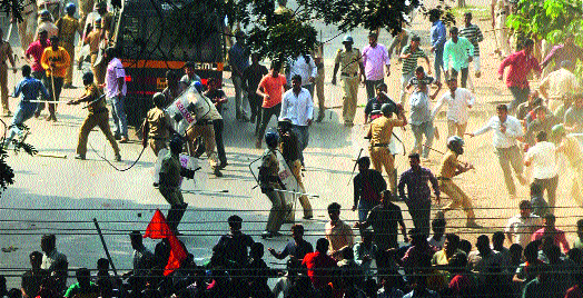 Violent turn of Bandala in Kolhapur | कोल्हापुरात बंदला हिंसक वळण