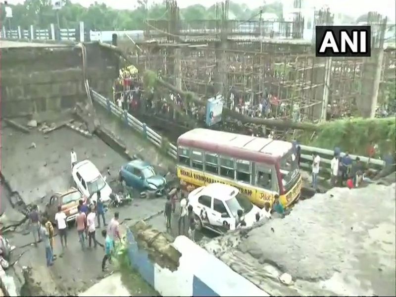 Majerhat bridge in South Kolkata has collapsed | Kolkata Bridge Collapse: कोलकाता येथील माजेरहाट पूल कोसळून दुर्घटना, एकाचा मृ्त्यू, 16 जखमी