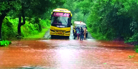 Kolhapur-Gaganbawda road jam | कोल्हापूर-गगनबावडा मार्ग ठप्प