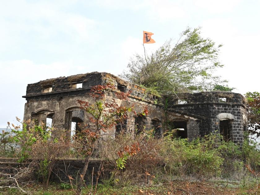 The dilapidated state of Benjar Villa Shahu Maharaj favorite building in Radhanagari Dam | राजर्षींचा ‘बेनजर व्हिला’ लढतोय अस्तित्वासाठी, पुरातत्व विभागाचे दुर्लक्ष; नावाचा झाला अपभ्रंश