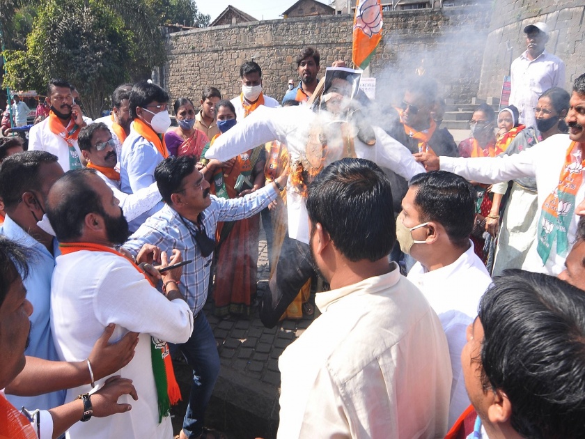Police burn hand while rescuing burnt statue of Nana Patole, Kolhapur type during BJP agitation | नाना पटोलेंचा पेटवलेला पुतळा वाचवताना भाजला पोलिसाचा हात, भाजपच्या आंदाेलनावेळी कोल्हापुरात घडली घटना
