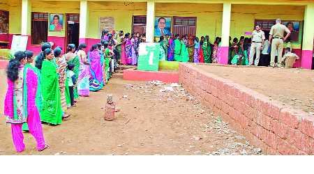 Polling in 87.55 percent voting for the Gram Panchayat in Kolhapur district | कोल्हापूर जिल्ह्यात ग्रामपंचायतीसाठी ईर्ष्येने ८७.५५ टक्के मतदान
