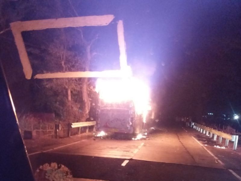 A private bus fire on Kolhapur-Gaganbawda road, the death of both | कोल्हापूर-गगनबावडा रोडवर खासगी बसला आग, दोघांचा मृत्यू