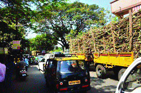 Vehicles at Cobnour Chowk | कबनूर चौकात वाहनांना कासवगती!