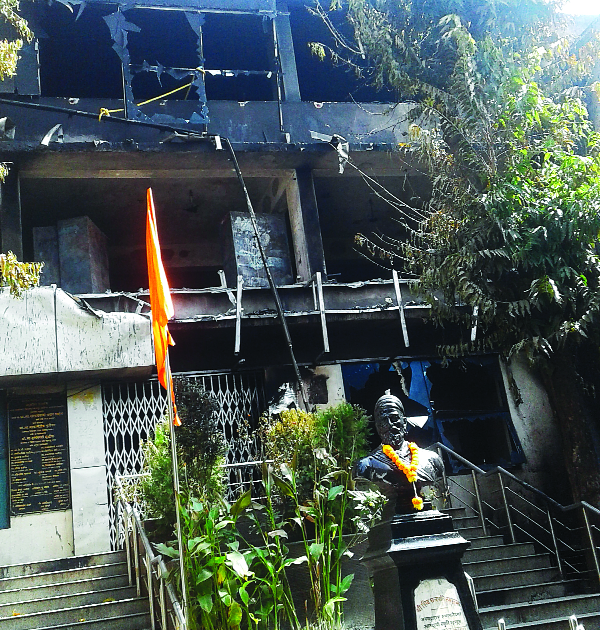 Pushing Kagalkar by burning the municipality | पालिका जळाल्याने कागलकरांना धक्का