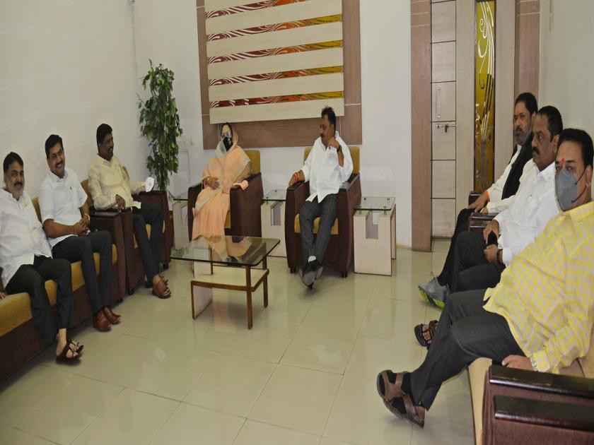 Five directors of Shiv Sena have come together to show in the election of kolhapur District Bank | वरिष्ठांना दाखवण्यापुरतेच शिवसेनेचे नेते एकत्र, ‘मातोश्री’वर निरोप पोहोचताच सत्तारुढ गटासोबत
