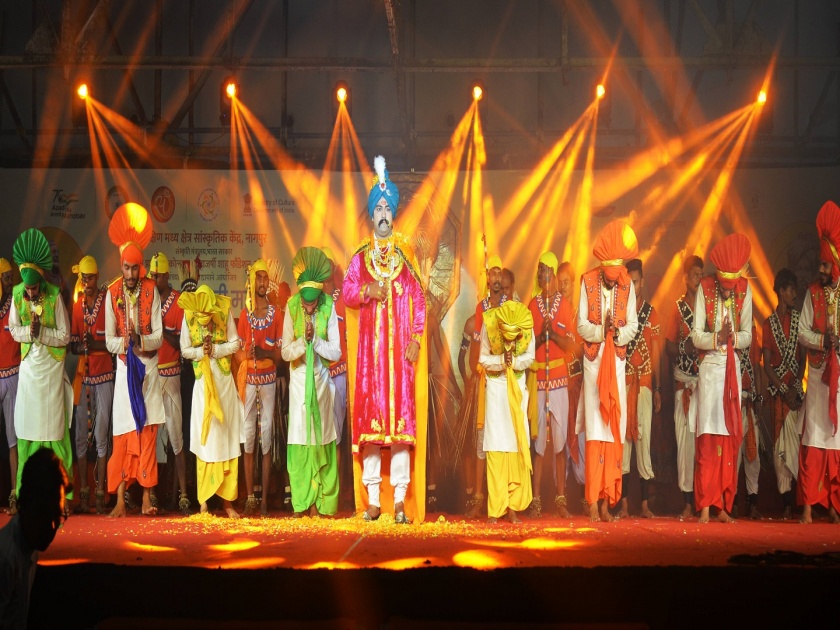 Tribute to Rajarshi Shahu by folk dances, simultaneous dance of 200 artists | राजर्षी शाहूंना २०० कलाकारांची लोकनृत्य सादर करून मानवंदना, देशभरातील दहा राज्यांतील कलाकार
