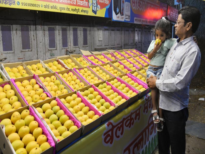 The average price of a box of Hapus mango in the wholesale market is three thousand rupees | हापूस आंबा सामान्यांच्या आवाक्याबाहेरच, गुढीपाडव्यामुळे आणखी तेजी
