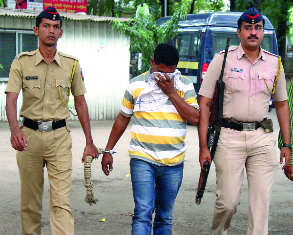 Manudin was arrested in Pune | मैनुद्दीनला पुण्यात अटक