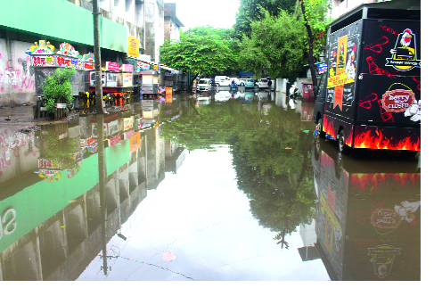 The city of Kolhapur has been affected by heavy rains | मुसळधार पावसाने कोल्हापूर शहर गारठले