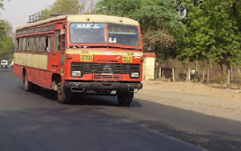 The first ST ran from Kolhapur to Ichalkaranji | अखेर लालपरी धावली, कोल्हापुरातून या मार्गावरुन एसटीचा श्रीगणेशा