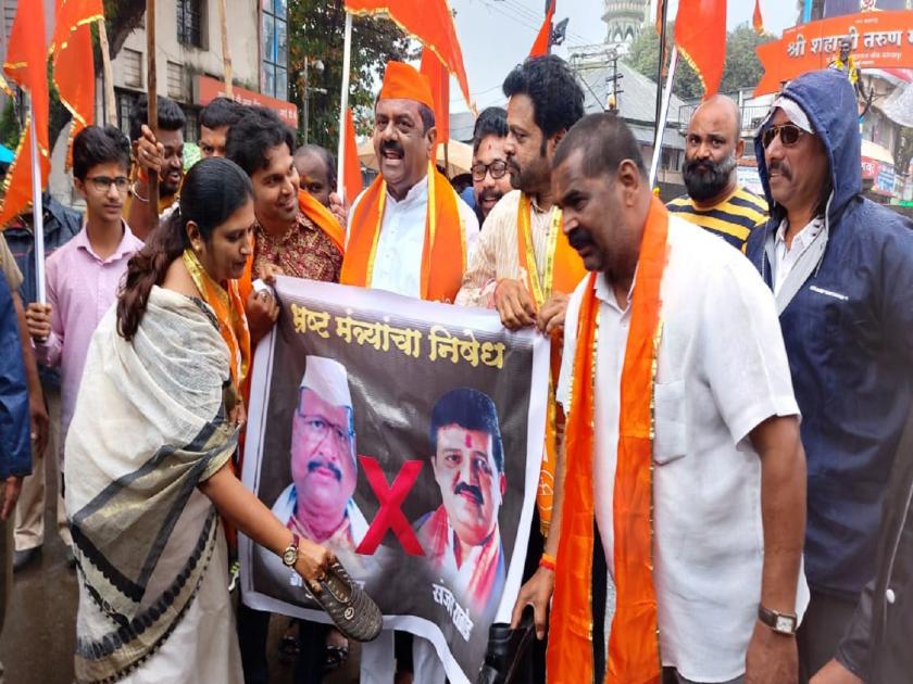 Shiv Sena protests in Kolhapur against Abdul Sattar, Sanjay Rathod who took oath as minister | कोल्हापूर: अब्दुल सत्तार, संजय राठोडांविरोधात शिवसेनेचे 'जोडे मारो' आंदोलन
