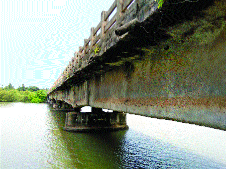 Prolong the collision bridge repair | कोळंब पूल दुरूस्ती लांबणीवर