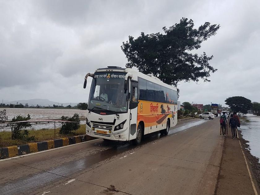 Maharashtra Floods Pune-Bangalore National Highway starts | Maharashtra Floods : तब्बल 7 दिवसांनंतर पुणे-बंगळुरू राष्ट्रीय महामार्ग सुरू 