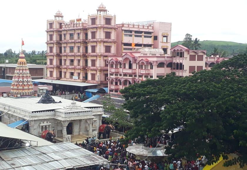 devotees flock to see balumama amavasya yatra at adamapur | आदमापूर येथे बाळूमामांच्या आमावस्या यात्रेला भाविकांची दर्शनासाठी गर्दी