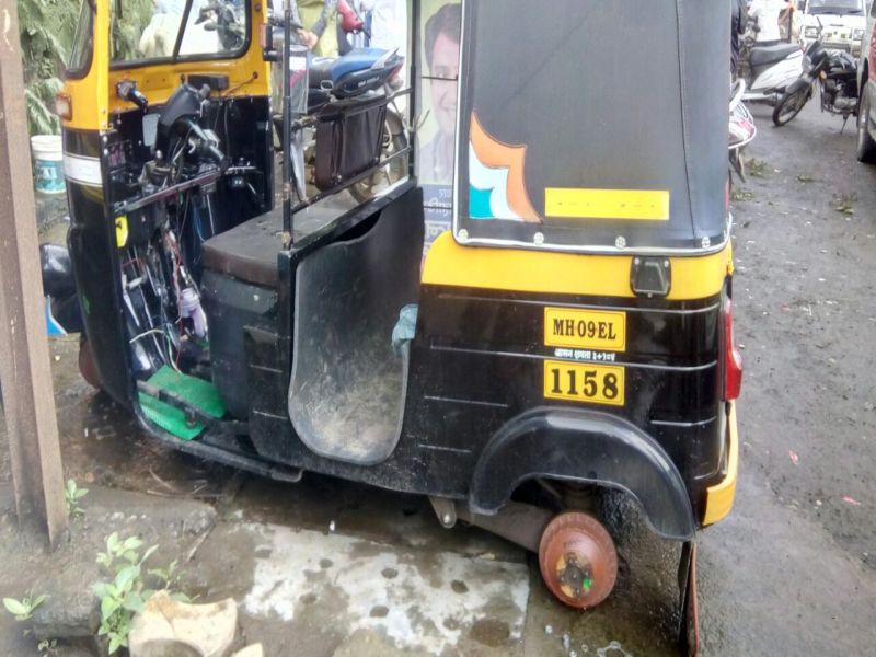 The thieves stolen three wheels, seats of auto rickshaw in kolhapur | रिक्षा चोरण्याचा डाव फसला अन् चोरट्यांनी चोरले टायर