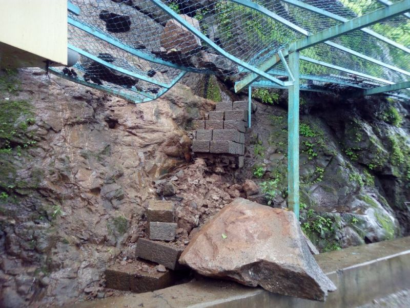 Ekvira Devi's fort collapsed, fortunately life survived | एकवीरा देवीच्या गडावर कोसळली दरड, सुदैवाने जीवितहानी टळली 