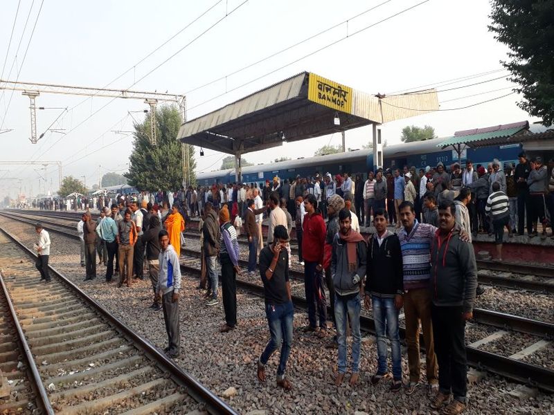 Swabhimani Express : Farmers protest on railway station | स्वाभिमानी एक्स्प्रेसमधील शेतक-यांचा खोळंबा, चुकीच्या मार्गानं गाडी वळवल्यानं शेतक-यांचा संताप 