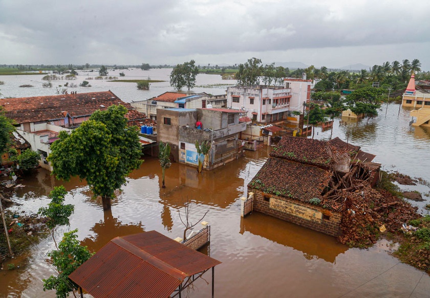 BJP-ShivSena government's announcement of help to the people affected by the floods was a breeze; Sambhaji Raje displeasure | तत्कालीन सरकारने महापूरग्रस्तांना केलेली मदतीची घोषणा हवेतच विरली; संभाजीराजेंची नाराजी