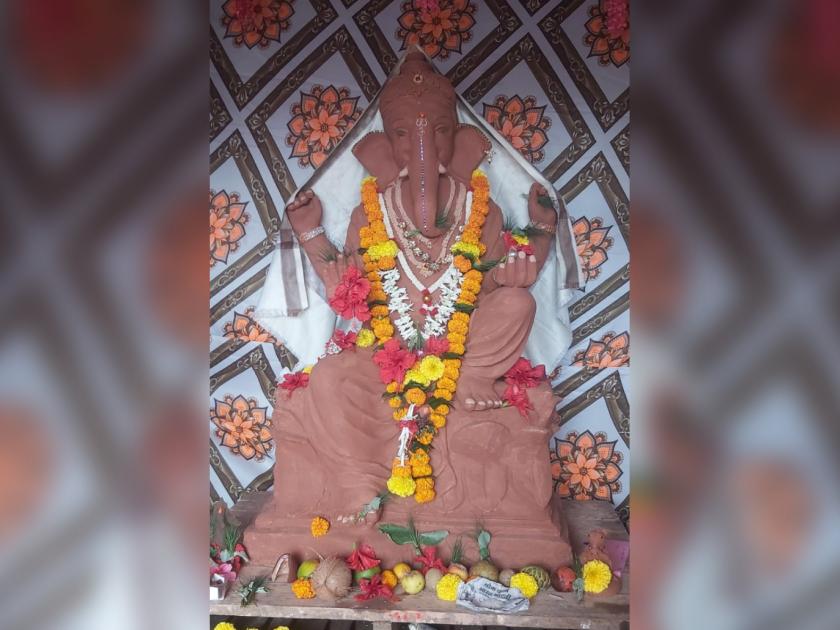 colorless shadu ganesh idols are worshiped in every house in sonali kolhapur | सोनाळीत घरोघरी पूजतात रंगविरहित शाडूच्या मूर्ती