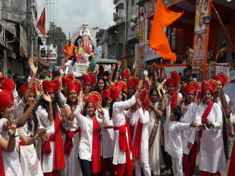 Ganesh Visarjan 2018 miravnuk in kolhapur khasbaug maidan | Ganesh Visarjan 2018 : कोल्हापूरातील मिरवणुकीत युवती, महिलांचा उत्स्फूर्त सहभाग