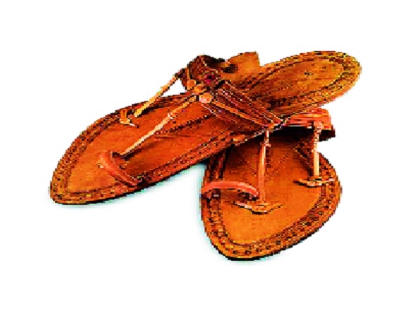 Kolhapuri slippers named 'GI' ranking worldwide | जगभरात प्रसिद्ध कोल्हापुरी चप्पलला ‘जीआय’ मानांकन