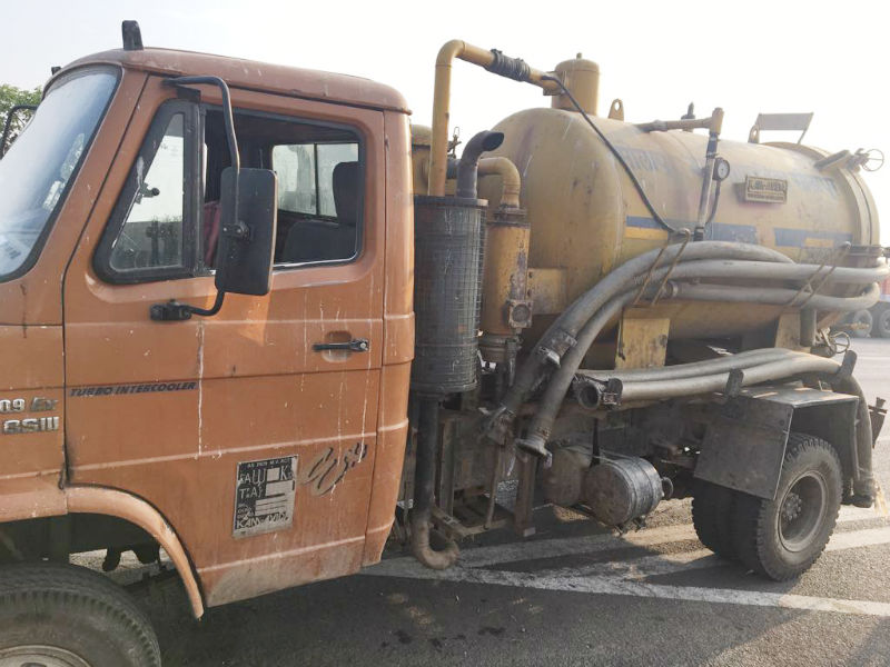 Solapur Municipal Corporation's Drainage Vehicle Subdivision Theft Theft Drainage In The City Of Mohol | सोलापूर महापालिकेची ड्रेनेज गाडी मोहोळ शहरात उपसते चोरी चोरी ड्रेनेज