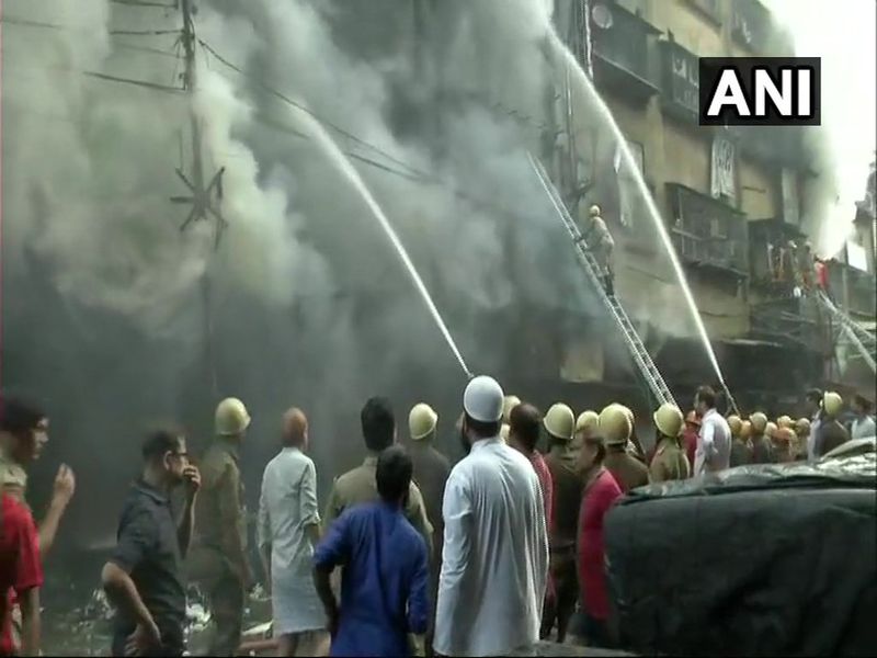 Kolkata: Fire breaks out at Bagri Market in Canning Street | कोलकातामधील बगाडी मार्केटमध्ये भीषण आग